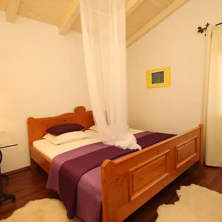 With Parking Space Rukavac, - 8489 *